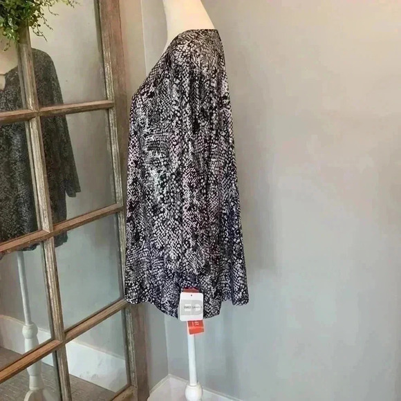 Emily Daniels 3/4 Length Sleeve Blouse - Picture 2 of 5